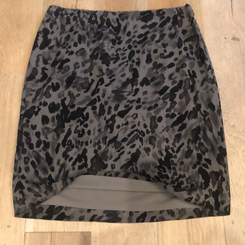 Ann Taylor silk animal print skirt, size 8. Gray and black print. In EUC!❤️